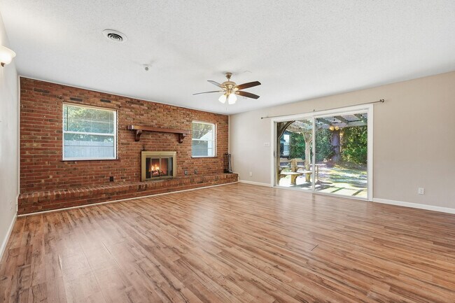 Building Photo - 338 Coral Dr SW