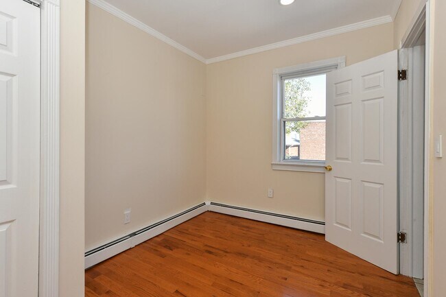 Building Photo - 1402 8TH St