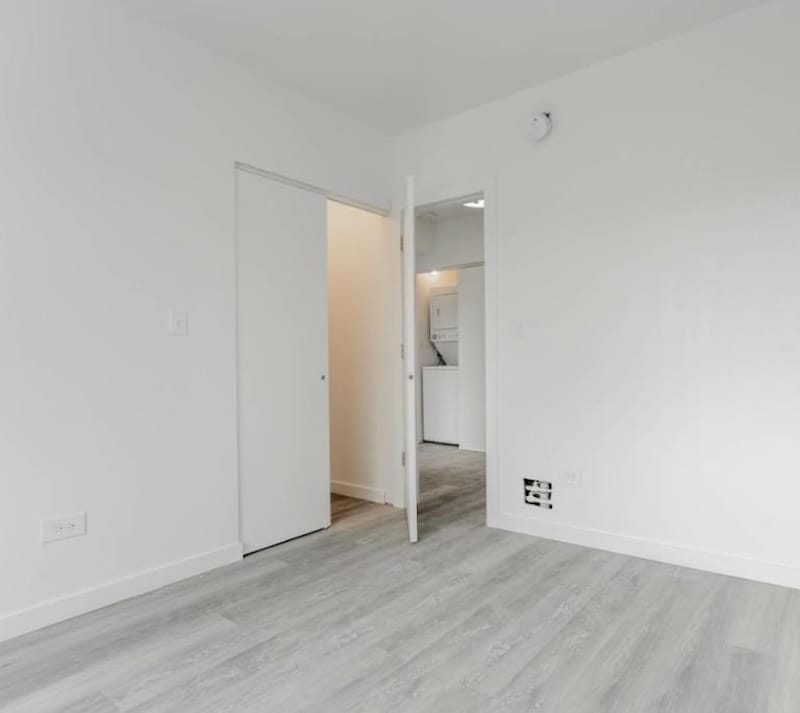 Building Photo - 1712 W Glenlake Ave