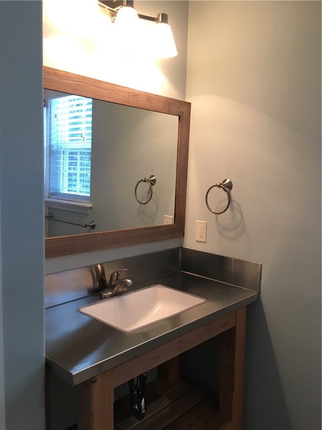 Building Photo - 1639 W Stone St