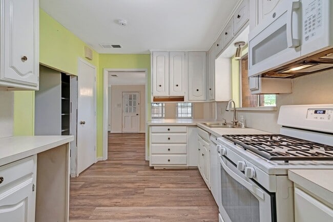 Building Photo - 2423 Pleasant Cir N