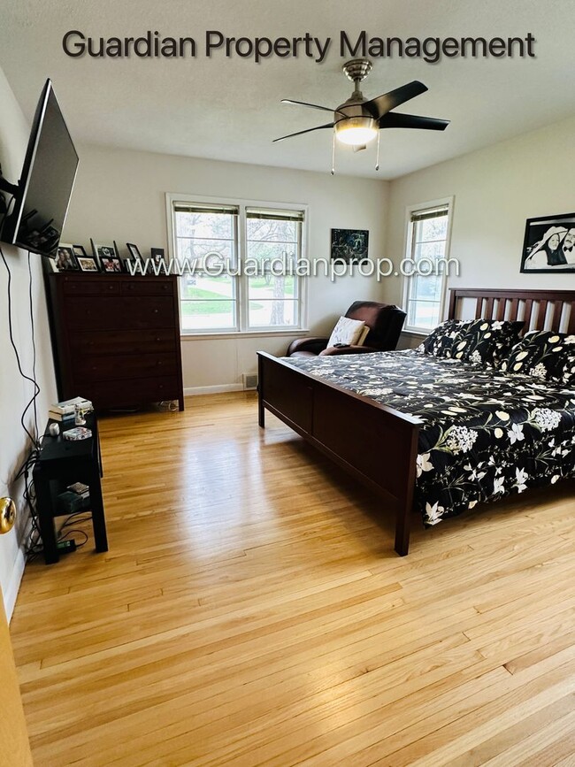 Building Photo - Edina Single Family Home, 2 Car Garage, Dishwasher, Hardwood Floors, Available January/Feb