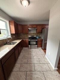 Building Photo - 710 Sequoia Dr