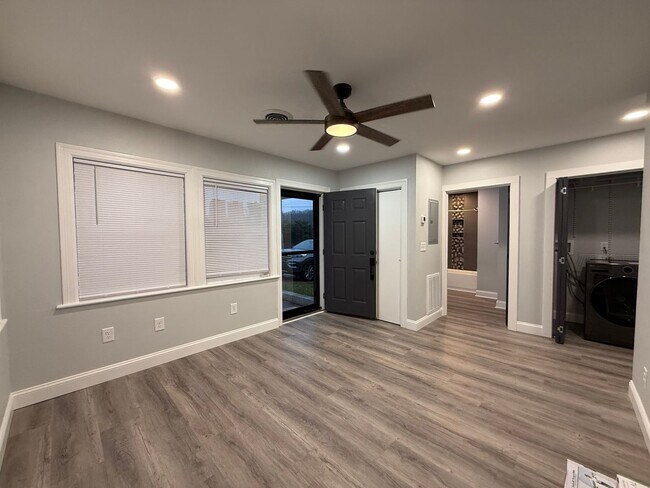 Building Photo - 313 E Bernard Ave