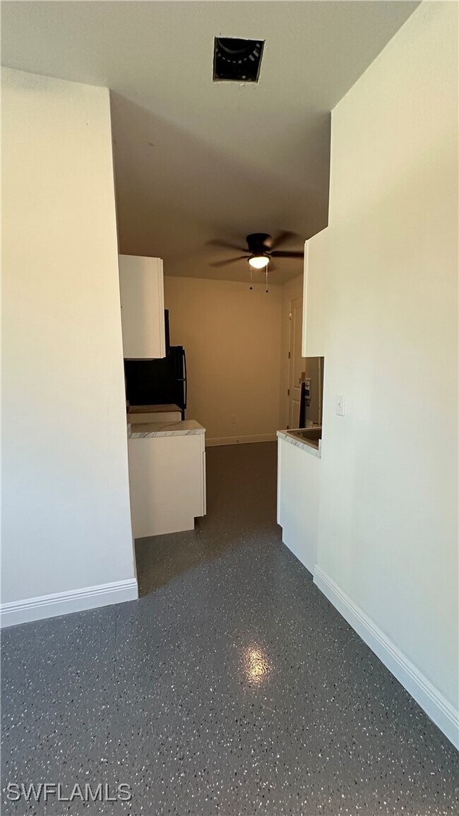 Building Photo - 2167 Della Dr