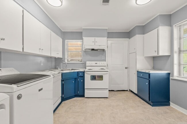 Building Photo - 713 Oakwood