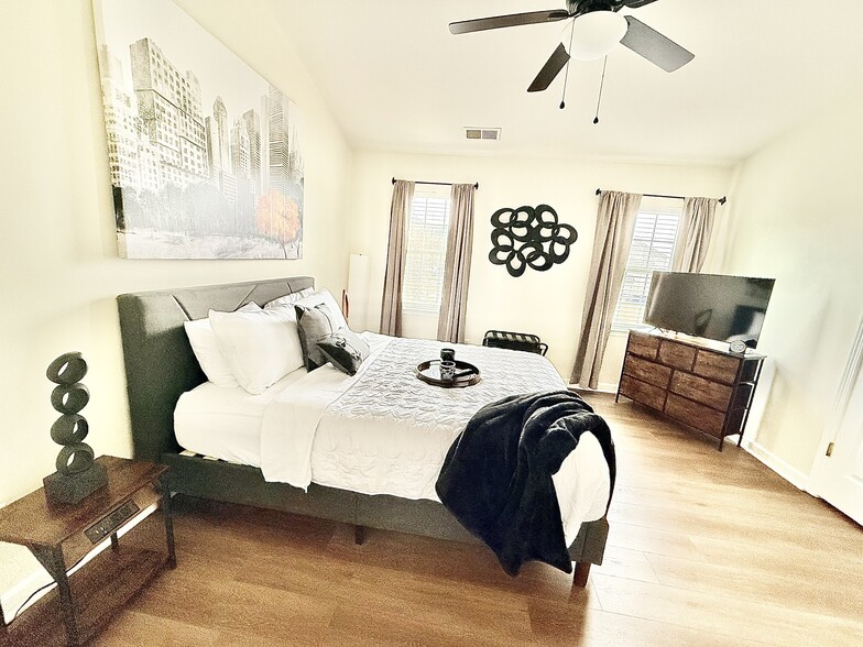 Building Photo - 8253 Belmont Stables Dr