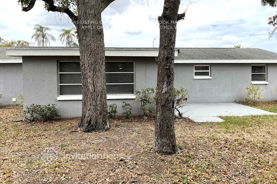 Building Photo - 9900 Lakeside Ln