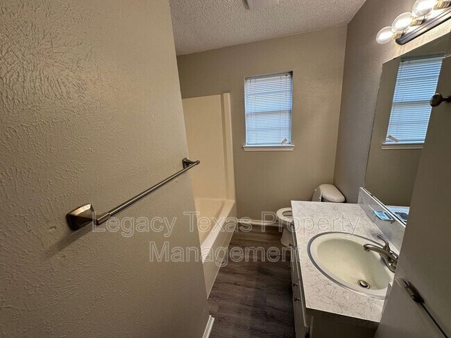 Building Photo - 1116 N Nolan River Rd