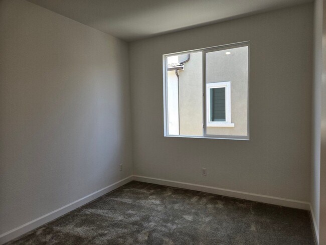 Building Photo - 813 Mateo St