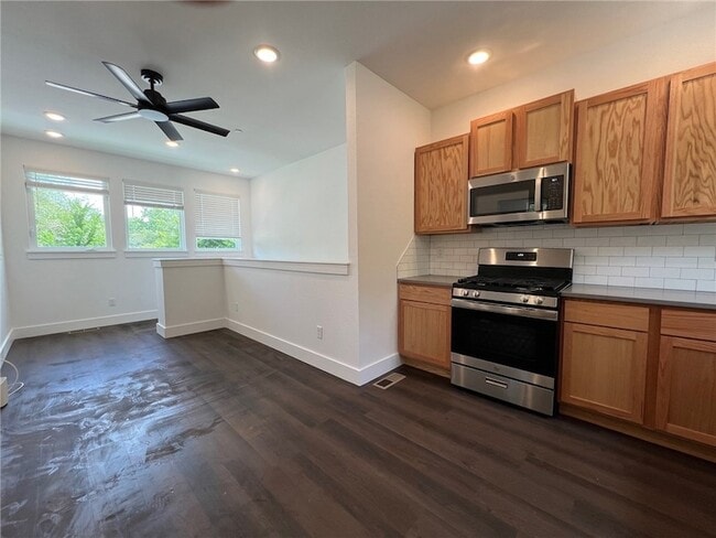 Building Photo - 1347 W Hendrix St