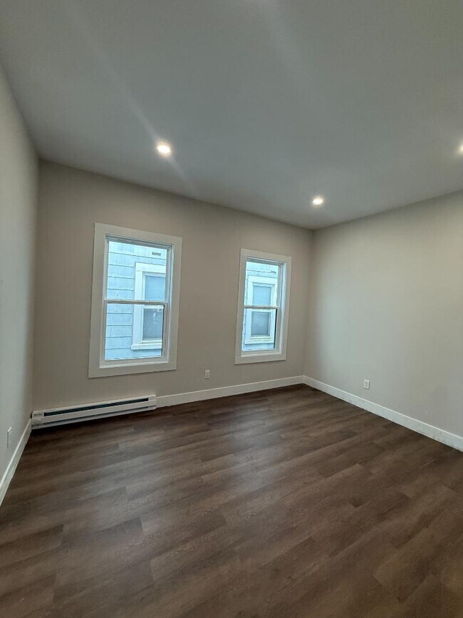 Building Photo - 30 Slingerland St