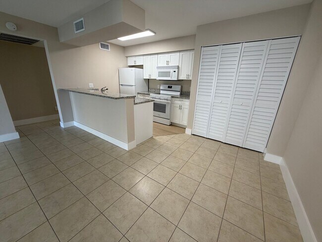 Building Photo - 5317 Summerlin Rd