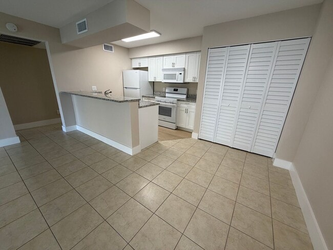 Building Photo - ANNUAL RENTAL - 2 BED / 2 BATH CONDO AT MYSTIC GARDENS