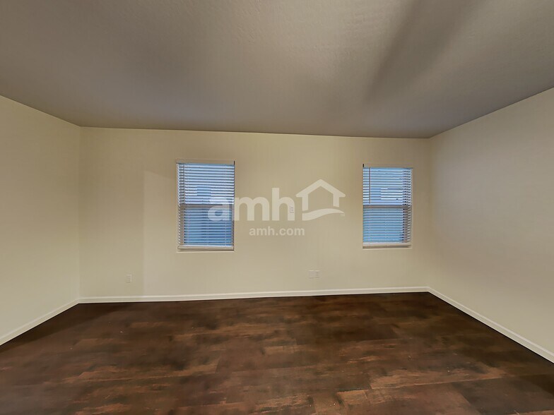 Building Photo - 1709 E Primavera Way