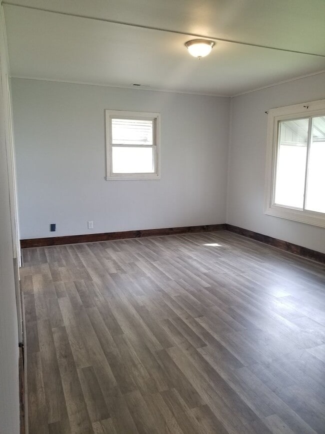 Building Photo - 3 Bedroom Home with Backyard and Garage!