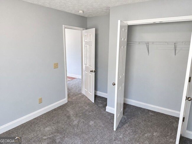 Building Photo - 561 Highland Pointe Dr