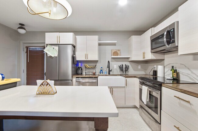 Building Photo - 215 Live Oak Ave E