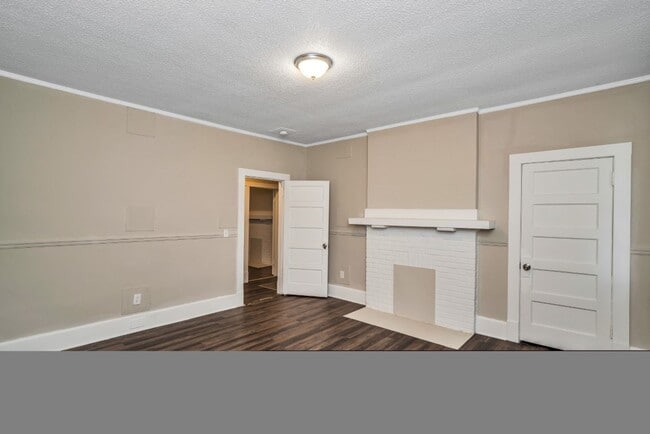 Building Photo - Updated 2-Bedroom Duplex – $800/month | Ta...