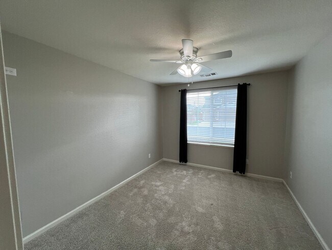 Building Photo - 4 bedrooms, an office and single-story home with a pool!!