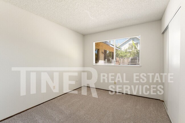 Building Photo - 10237 Country Way