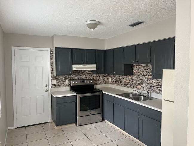 Building Photo - quaint 2 bedroom home