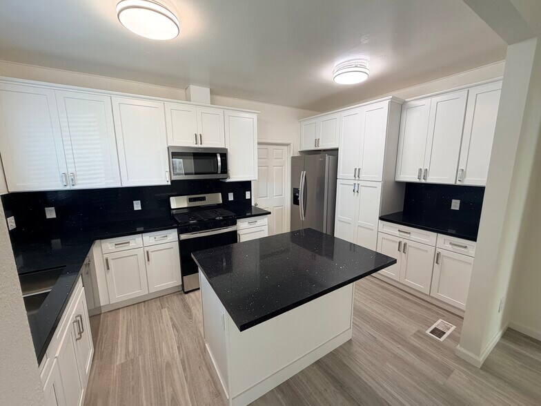 Building Photo - 394 N Livermore Ave