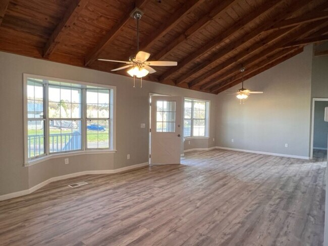 Building Photo - 4.5 Acres Right on the River!!!