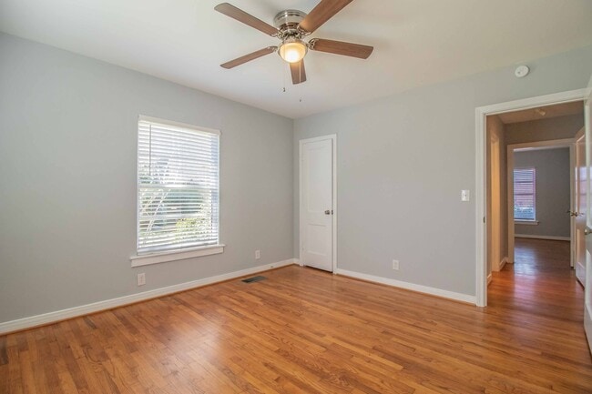 Building Photo - CHARMING 2 Bedroom, 1 Bathroom Arlington H...