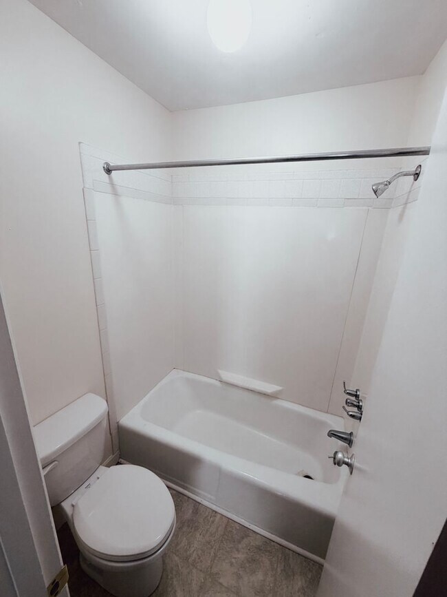 Building Photo - 2BD/1.5BA Beautiful Townhome - Right Near Oakledge Park!