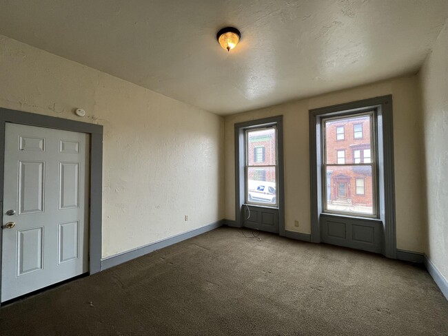 Building Photo - 402 E Market St