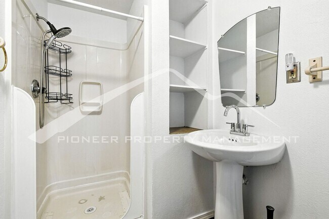 Building Photo - Spacious Home with Washer/Dryer and Centra...