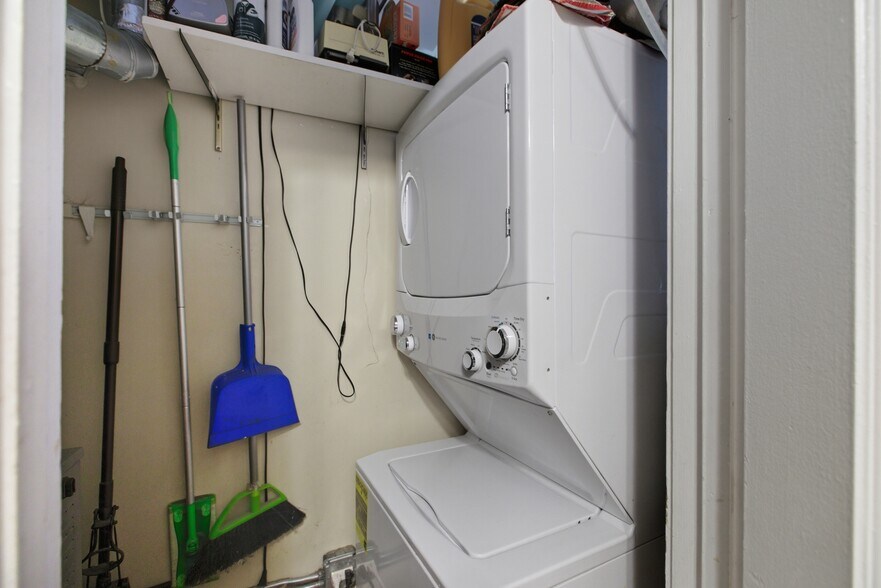 Building Photo - 1624 W Olive Ave