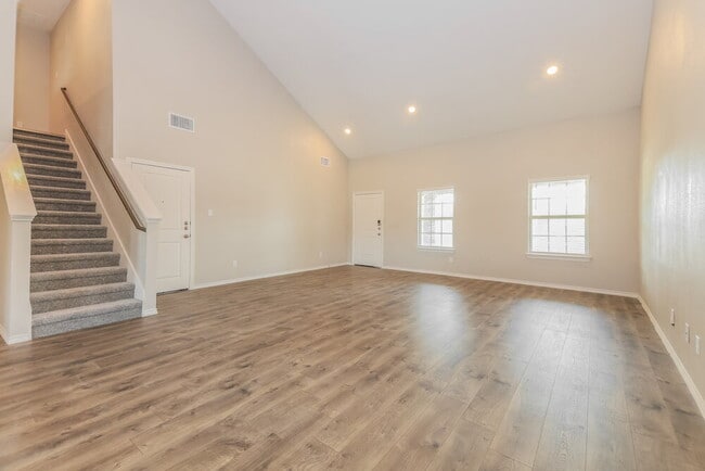 Building Photo - 2609 Hutchins Dr
