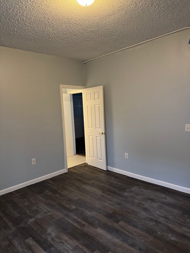 Building Photo - 821 Potters Ave