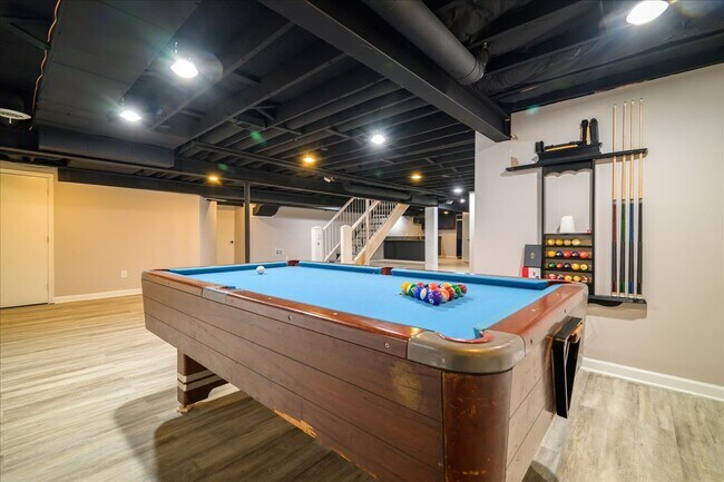 Building Photo - 38291 River Park Dr