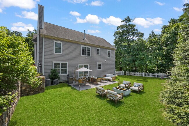 Building Photo - 551 River Rd