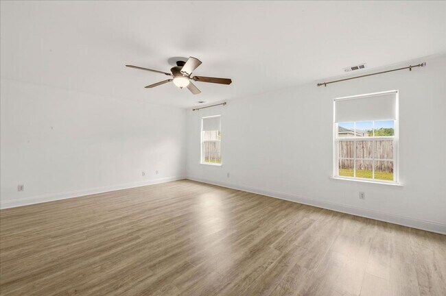 Building Photo - Spacious 5-Bedroom Home with Screened Patio & Private Fenced Yard in Guyton