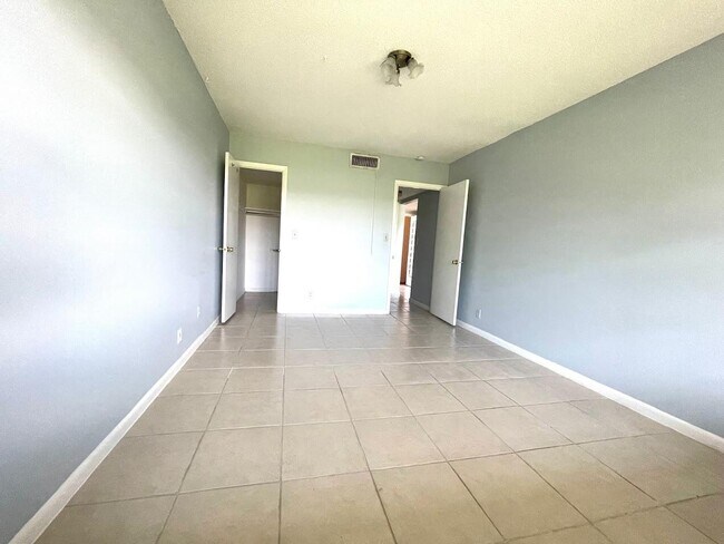 Building Photo - 1101 Crystal Lake Dr