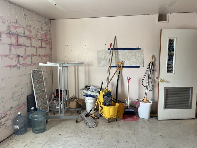 Building Photo - 5701 NW Radial Hwy