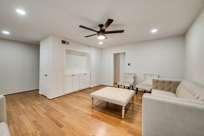 Building Photo - 611 Ray Andra Dr
