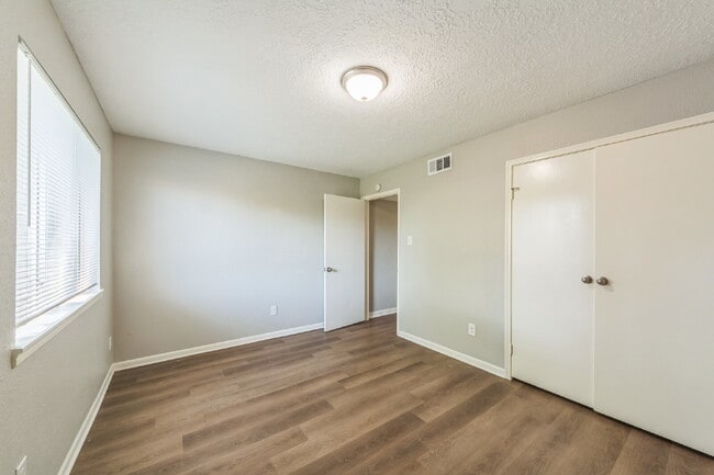 Building Photo - Charming & Spacious Home in La Porte!