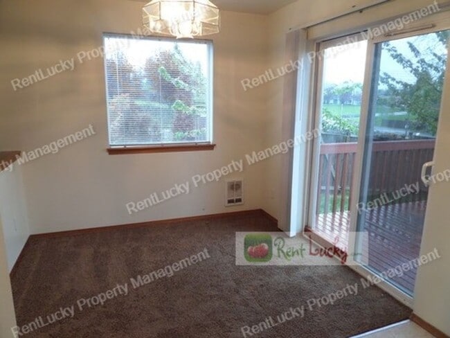 Building Photo - Fabulous 2 Bedroom Townhome With Attached Garage in Great RENTON Location!