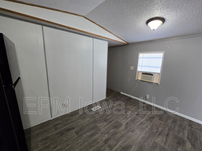 Building Photo - 700 W Ridgeway Ave