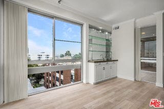 Building Photo - 320 N Maple Dr