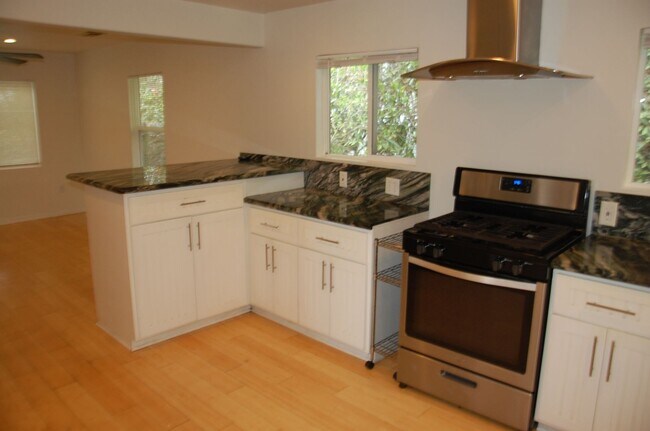 Building Photo - Charming California Cottage