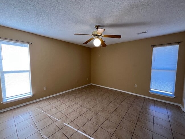 Building Photo - Renovated 3 Bedroom 2 Bath Home with 2 Car Garage for Rent!!