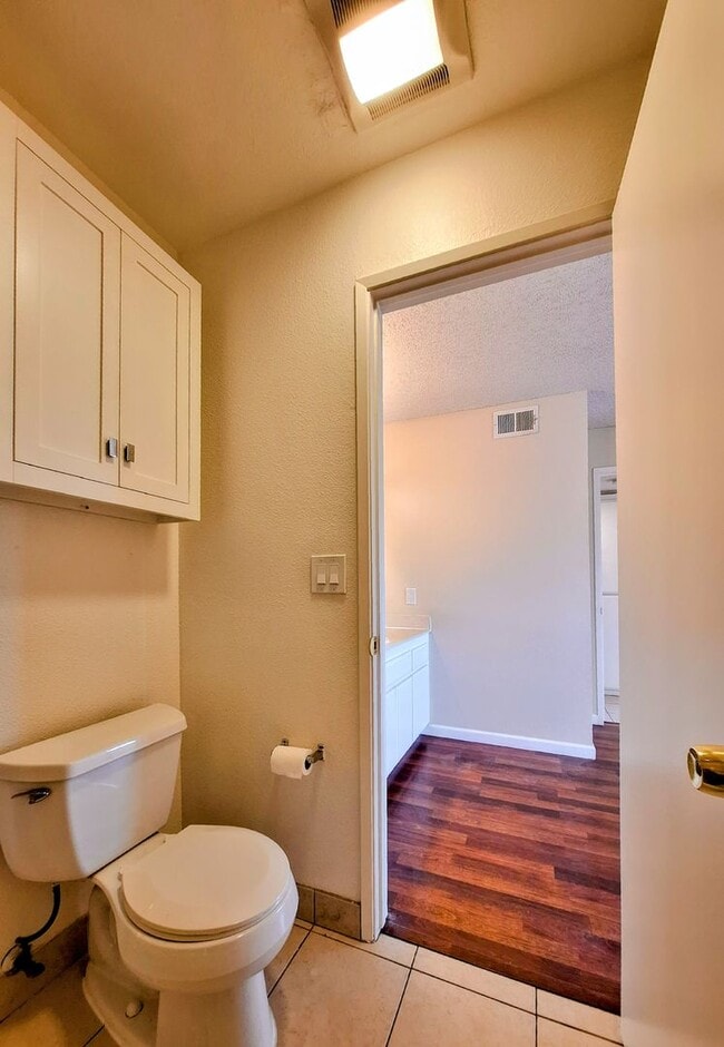Building Photo - Beautifully Remodeled Second Floor Condo A...