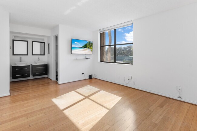 Building Photo - 750 Egret Cir