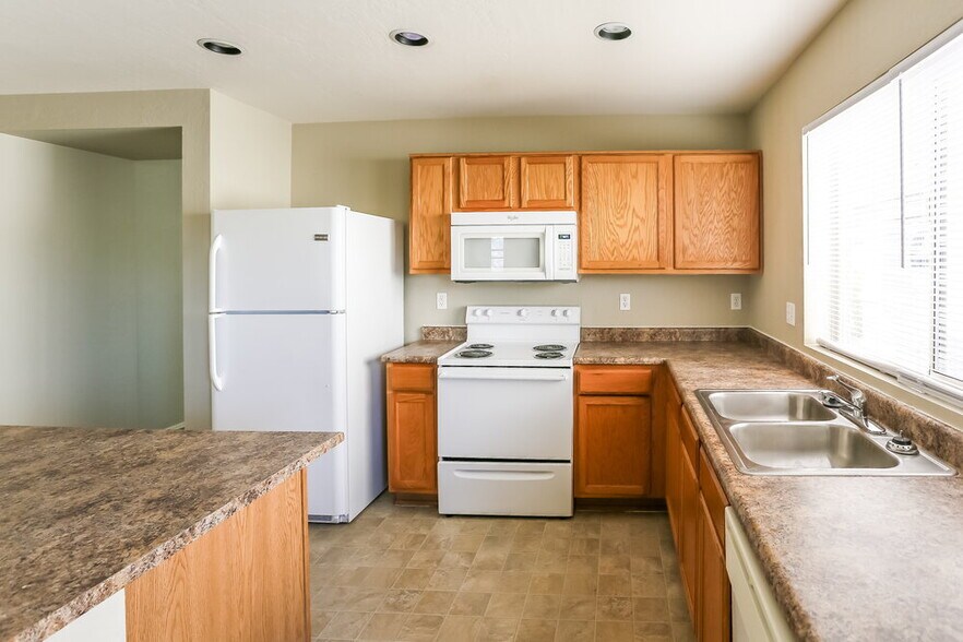 Building Photo - 3140 W Maldonado Rd